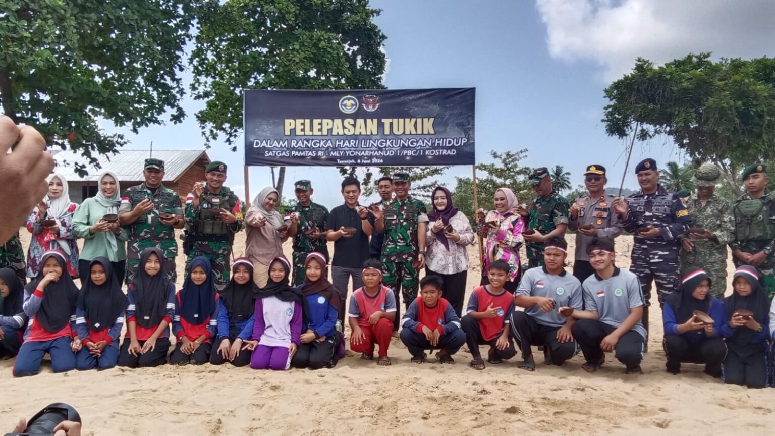 Danrem 121/ABW dan Dandim 1208/Sambas Tanam Mangrove serta Lepas Tukik di Pesisir Perbatasan 