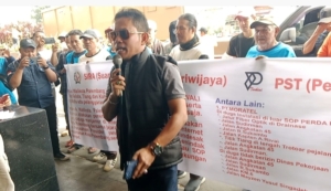 LSM SIRA Dan PST Gelar Aksi Damai di Kantor Walikota Terkait Menjamurnya Kabel Wifi Liar Merusak Kerapian Kota