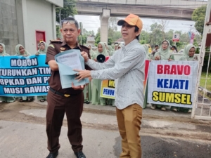 LSM MMK Aksi Damai di Kejati Sumsel Minta Tindak Tegas Oknum Keuangan Dinas PUBM Kabupaten Musi Rawas