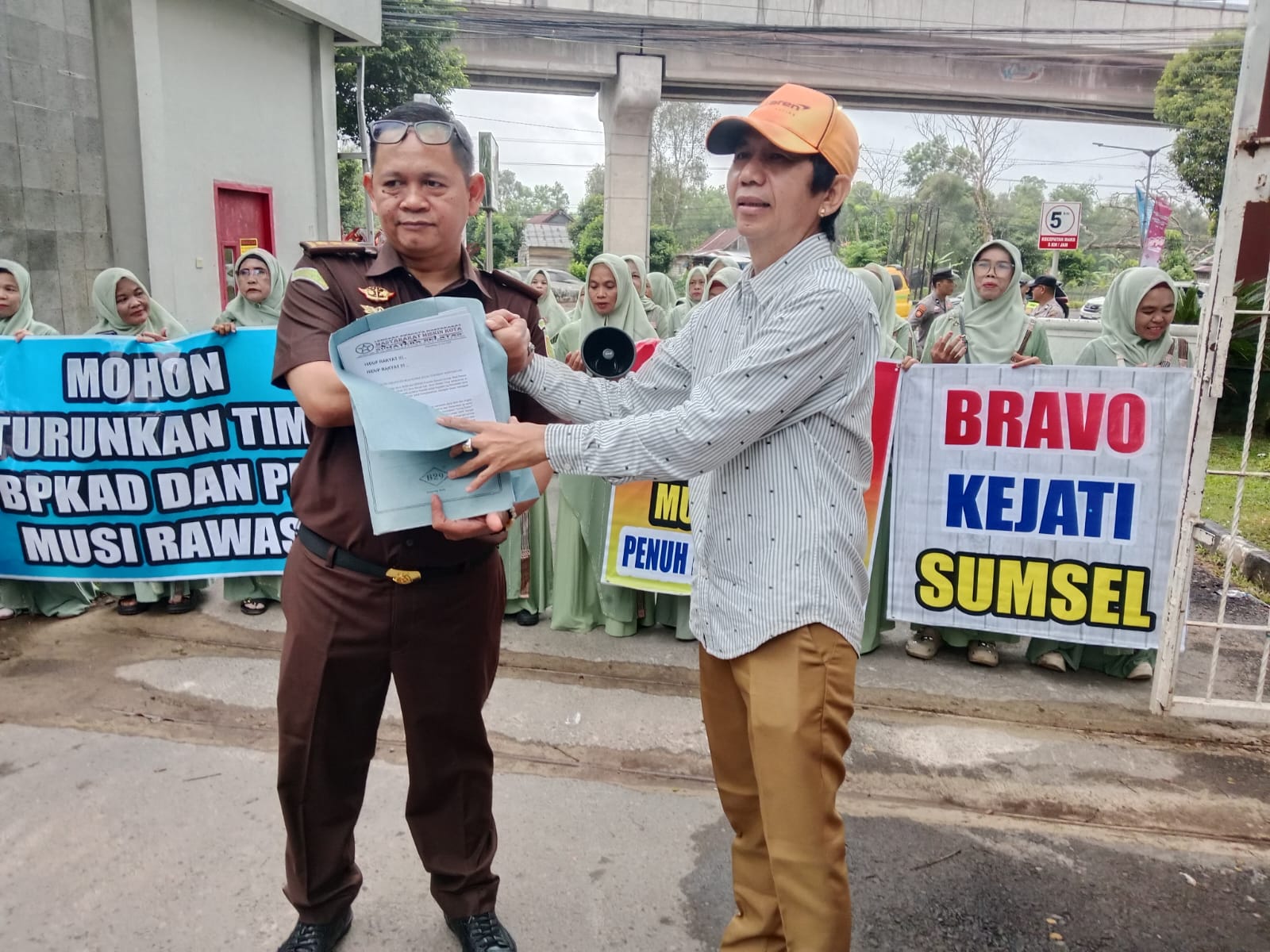 LSM MMK Aksi Damai di Kejati Sumsel Minta Tindak Tegas Oknum Keuangan Dinas PUBM Kabupaten Musi Rawas