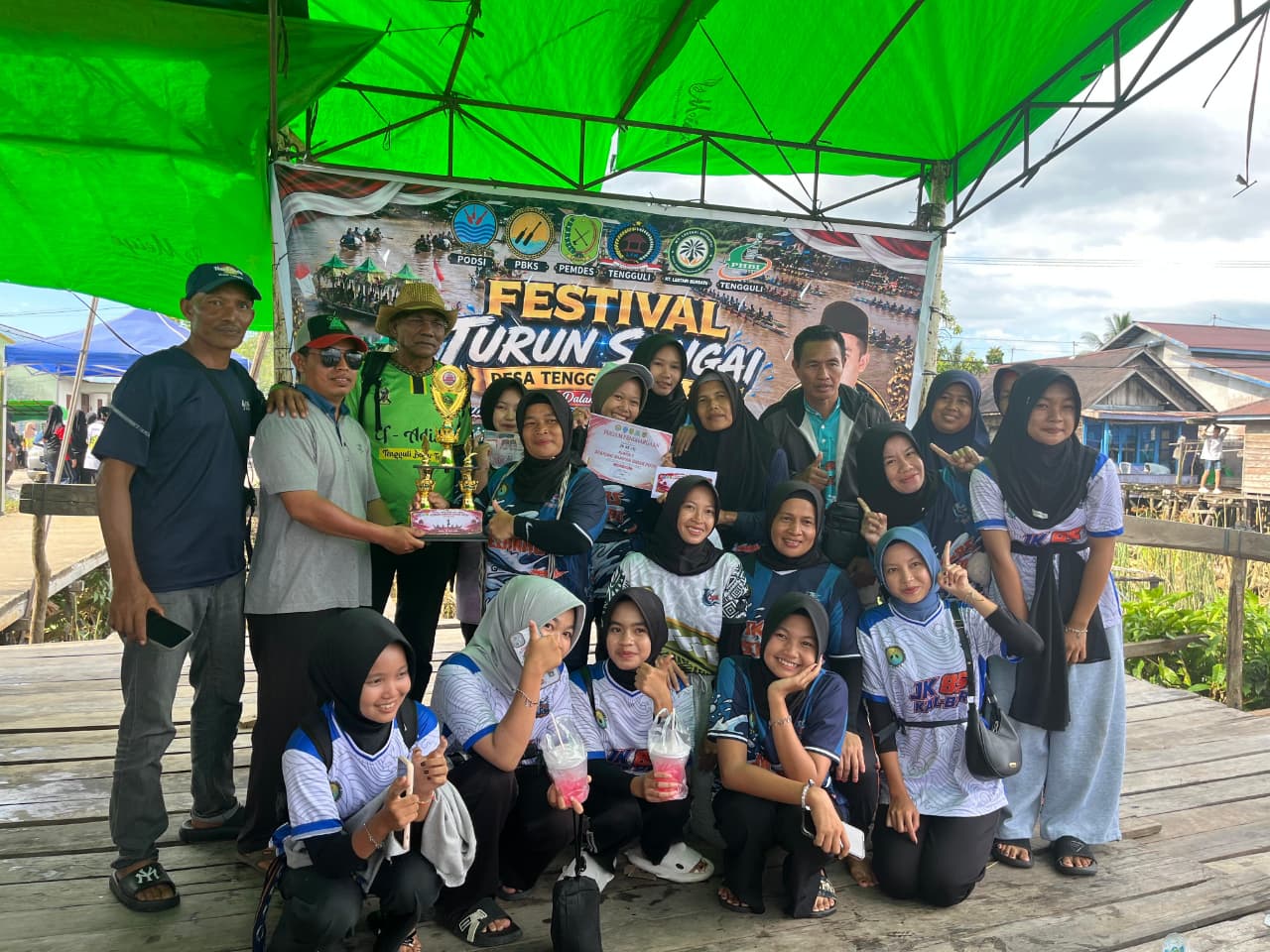 Tim Selakau Juara, Sparing Sampan Bidar Putri Desa Tengguli Berlangsung Sengit