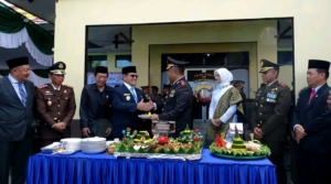 Wakil Bupati Sambas Hadiri Upacara HUT ke-80 Bhayangkara di Mapolres Sambas