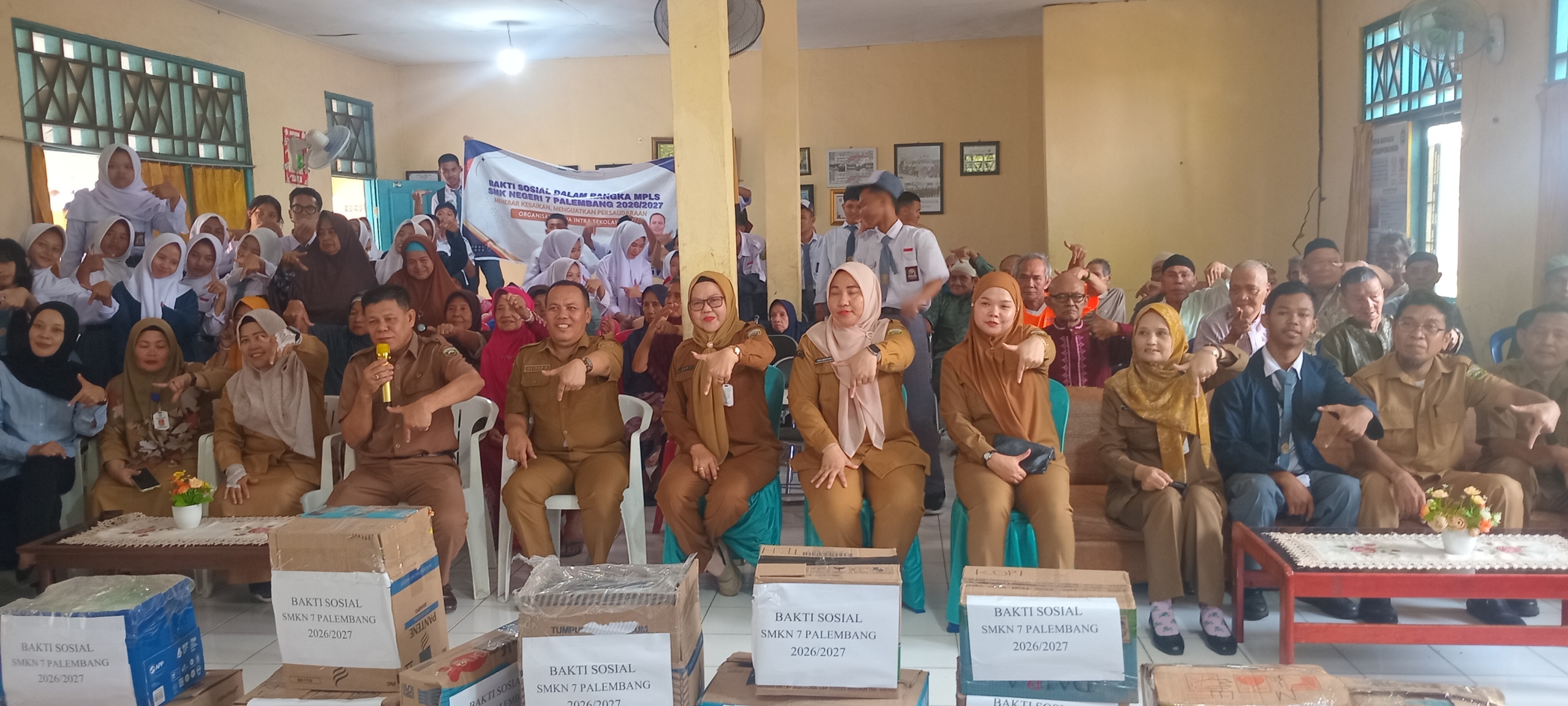 SMK Negeri 7 Palembang Berikan Bansos ke Panti Jompo Harapan Kita