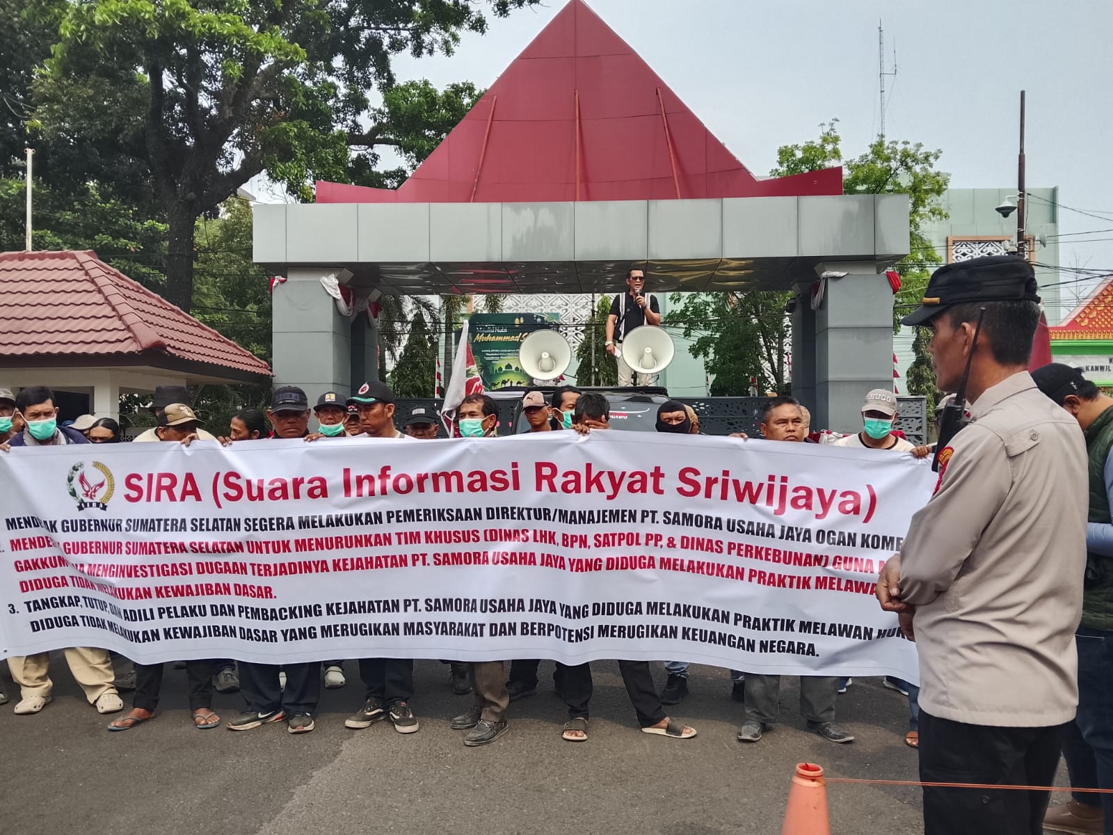 LSM SIRA Gelar Aksi  di Kantor Gubernur Sumsel Terkait Dugaan Pelanggaran Kewajiban Terhadap Warga Sekitar Oleh PT.Samora Usaha Jaya