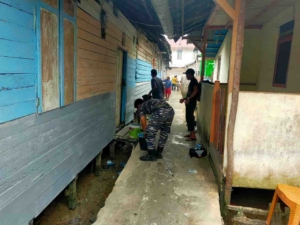 Sambut HUT ke-81 TNI AL, Pos Babinpotmar Pemangkat Cat Lima Rumah Warga Nelayan