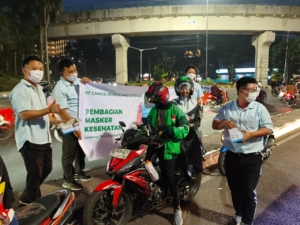 Peduli Kesehatan Warga, PT.Cahaya Cemerlang Lestari Bagikan Masker Gratis di Palembang